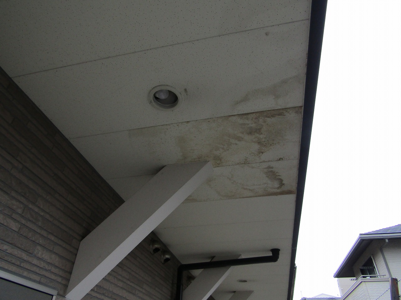 岡山市中区アパート現調　開放廊下から漏水　１階天井に雨漏り